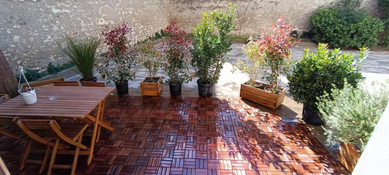 Superbe T2 avec grande terrasse en centre ville à 5 min à pieds des Arènes de Nîmes Extérieur photo